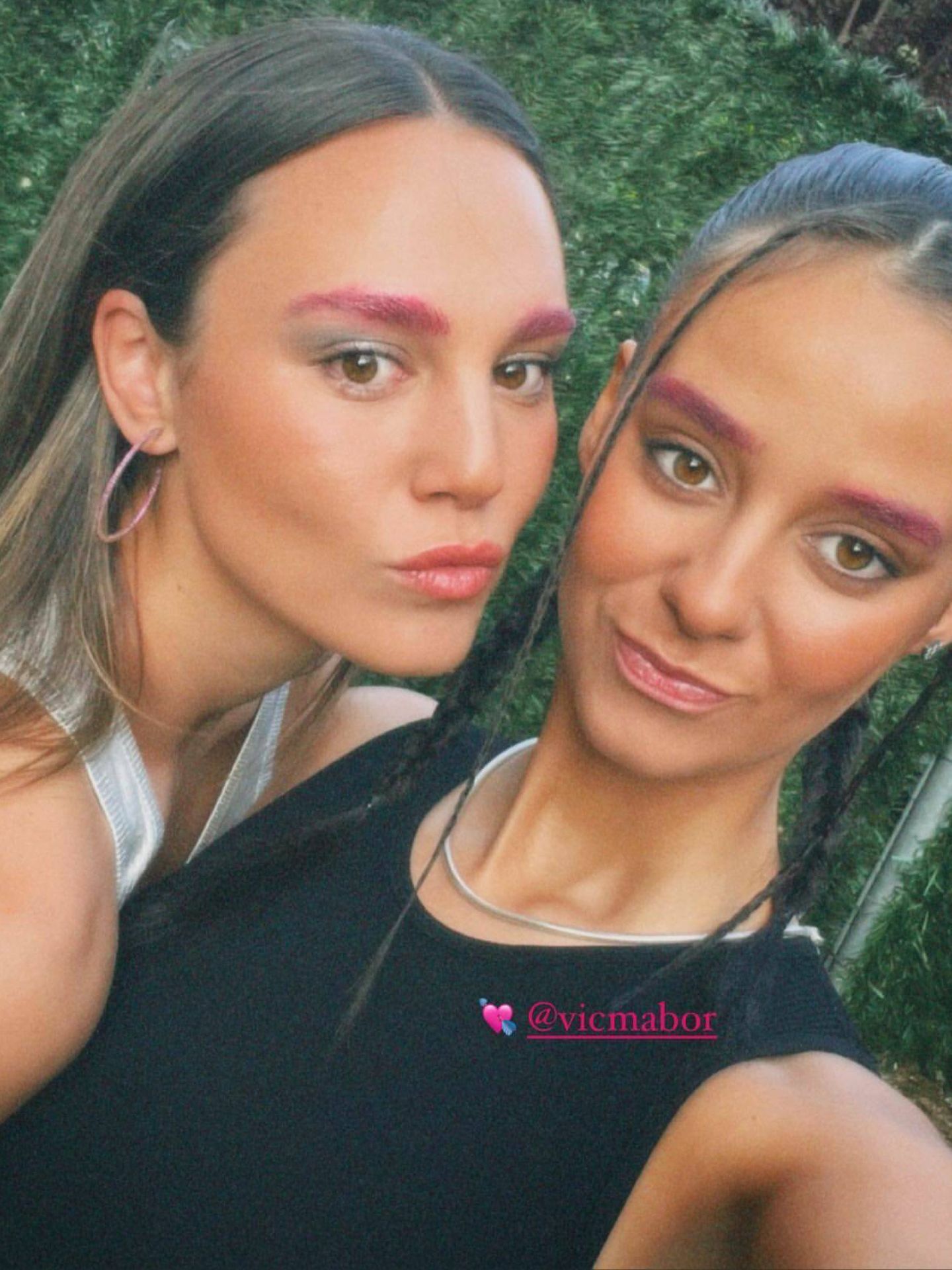 Victoria Federica y su inseparable Rocío Laffón, ambas con las cejas rosa fucsia. (Instagram/@vicmabor)