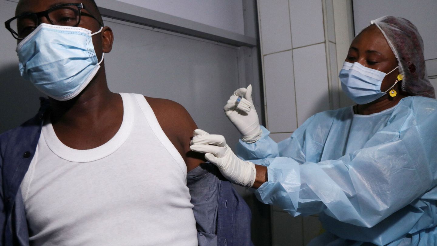 Un sanitario recibiendo una vacuna contra el ébola. (Reuters/Luc Gnago)