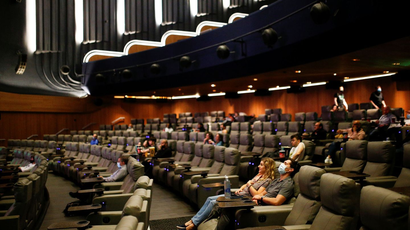 Espectadores en el cine Odeon Luxe de Leicesteracuden a ver 'Tenet' en su estreno. (Reuters)