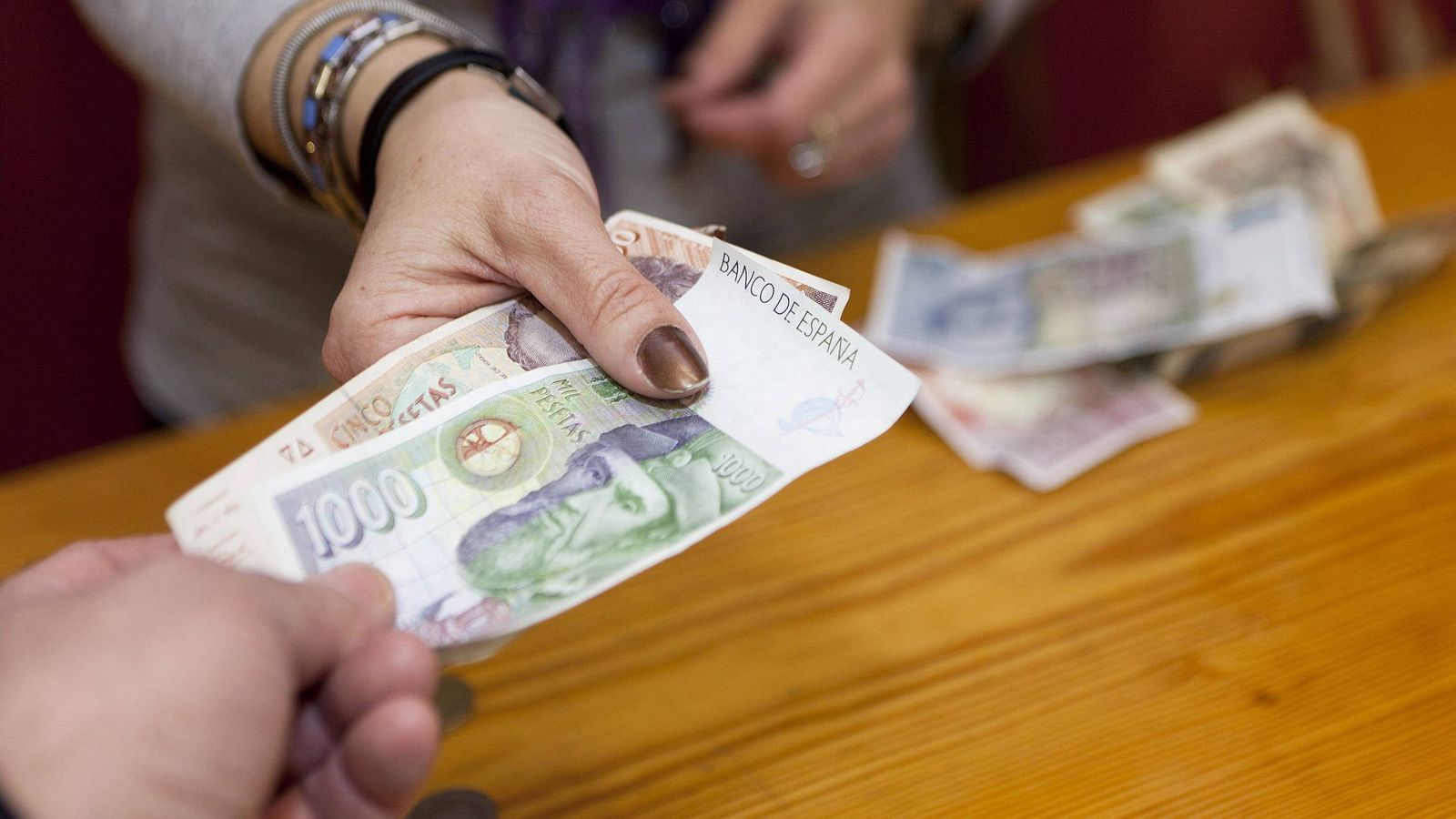 Foto: Billetes de 1.000 pesetas en un pueblo de Cuenca en 2012. (EFE)
