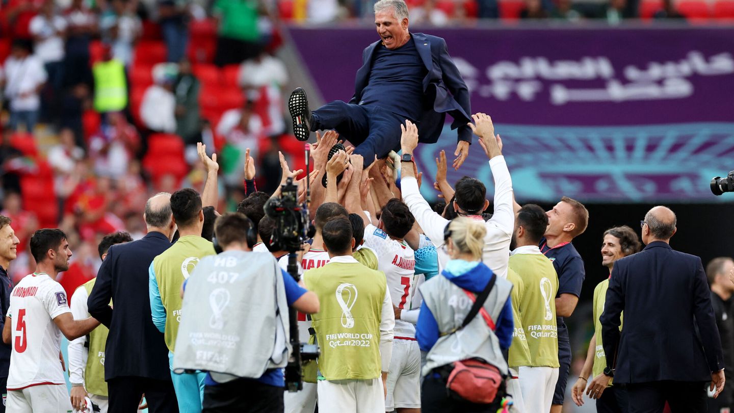 Carlos Queiroz y los miembros de la selección de Irán durante el Mundial 2022.