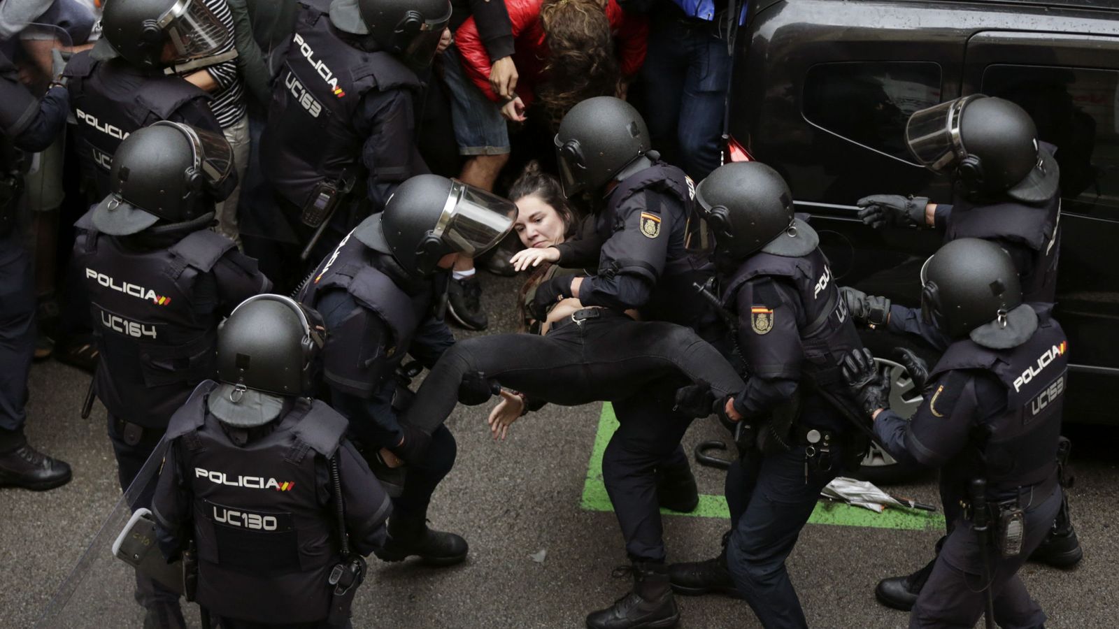 Foto: Agentes antidisturbios de la Policía Nacional en el colegio Ramón Llull de Barcelona el 1-O. (EFE)