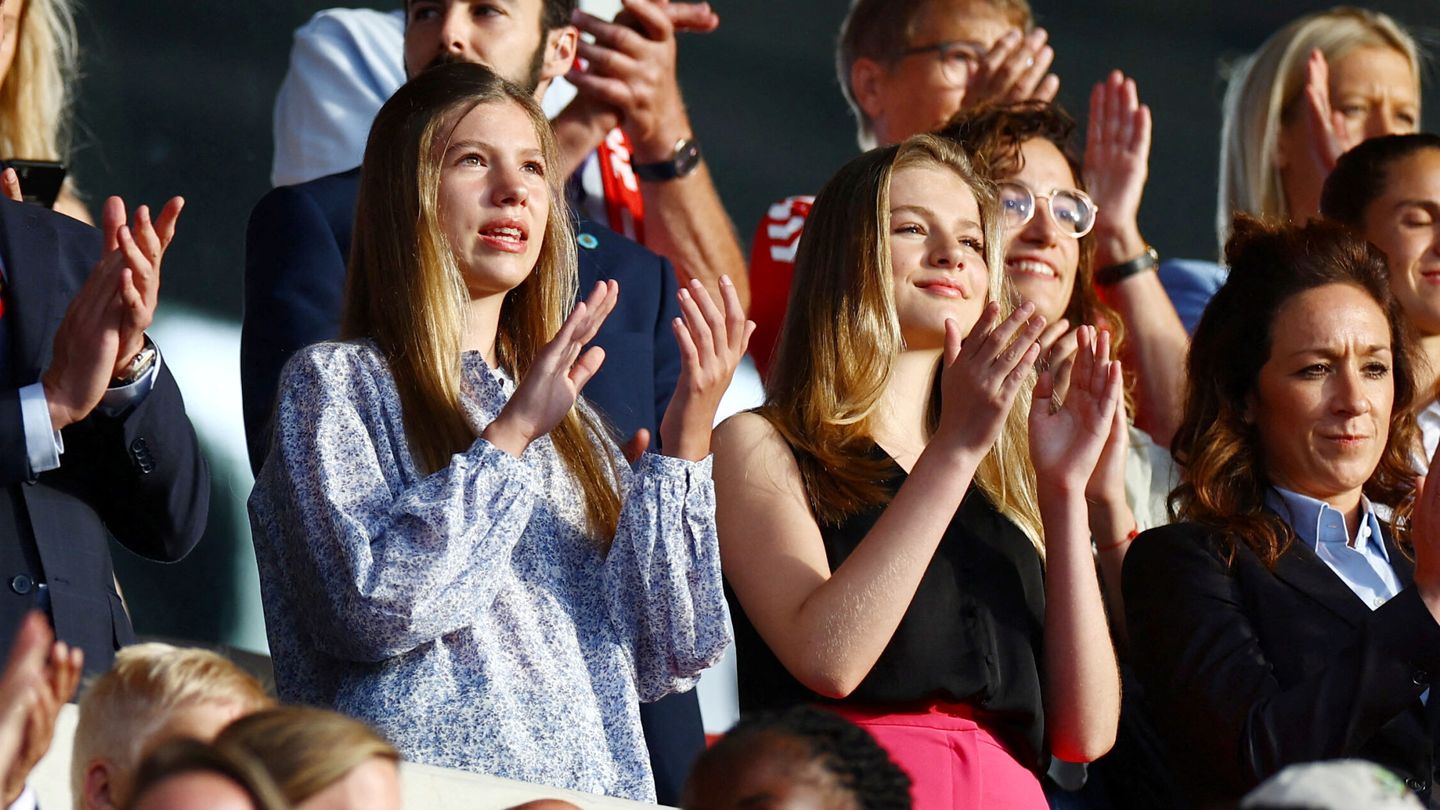 Leonor y Sofía, durante el partido contra Dinamarca en la UEFA Women’s Euro England 2022. (Reuters/Lisi Niesner)