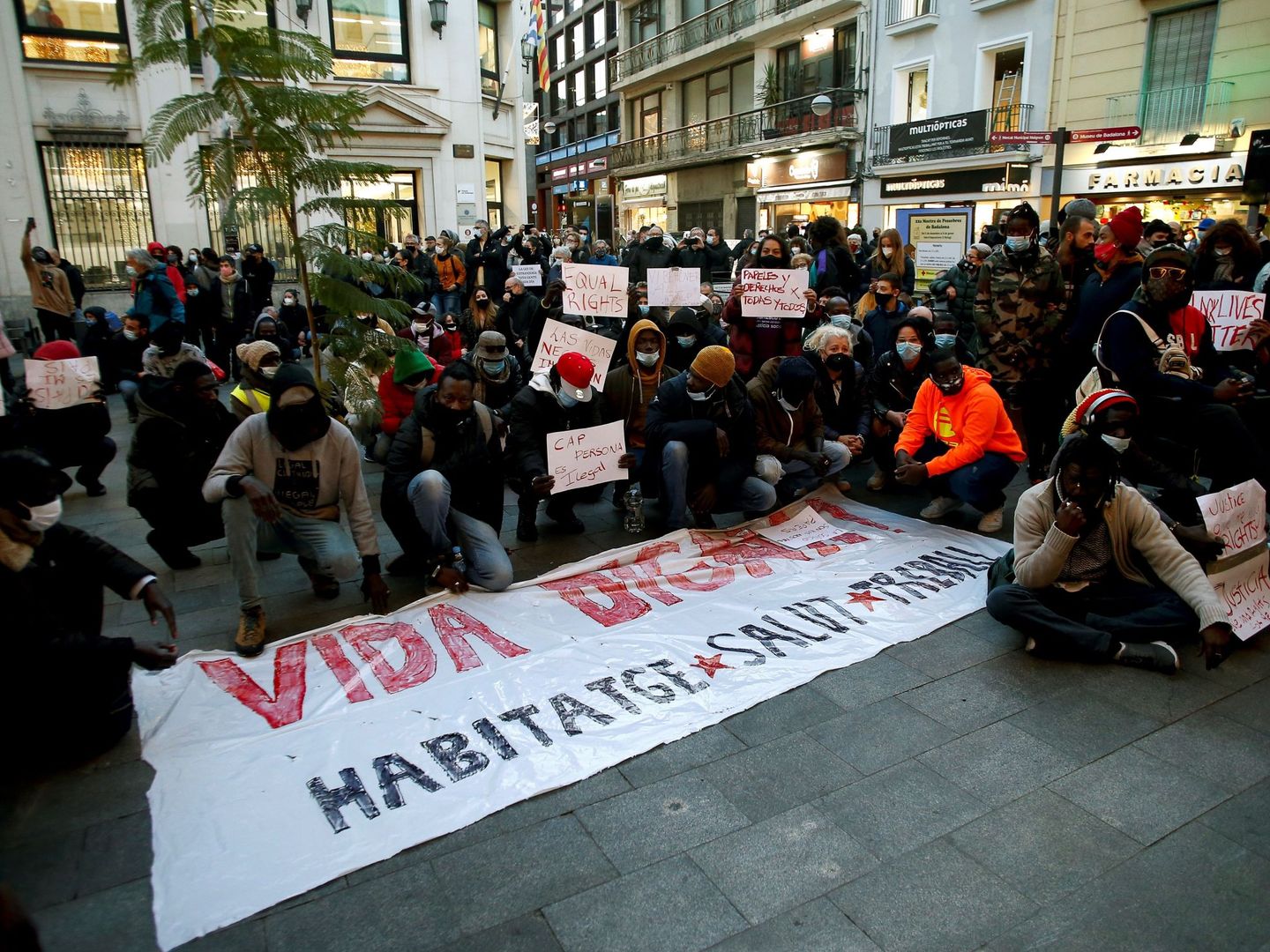 Manifestación de supervivientes por el centro de la ciudad para exigir una 'vida digna'. (EFE) 