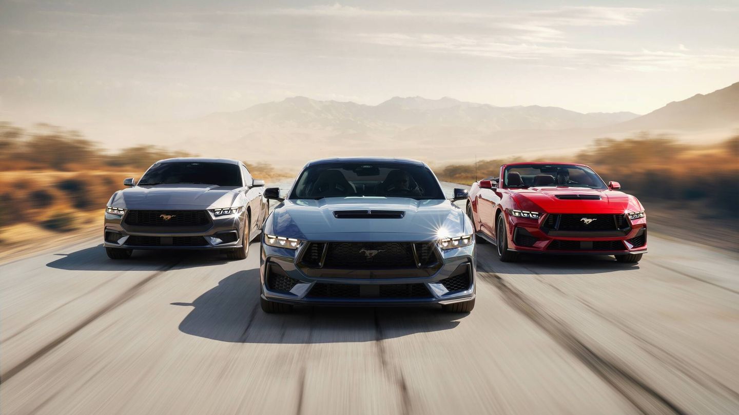 De izquierda a derecha, Mustang Coupé, Mustang Dark Horse y Mustang Convertible.
