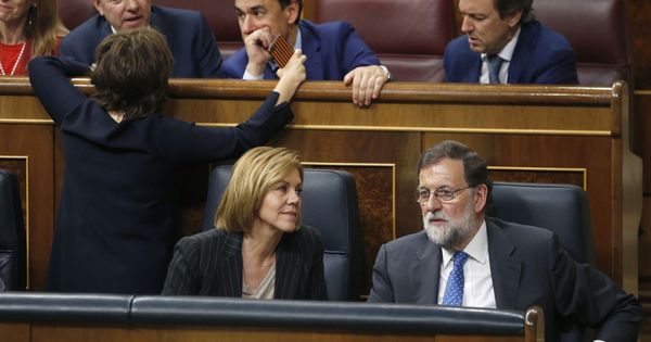 Foto: Mariano Rajoy con Dolores de Cospedal, junto a Soraya Sáenz de Santamaría, Rafael Hernando, Fernando Martínez-Maillo y José Antonio Bermúdez de Castro, en el Congreso. (EFE)