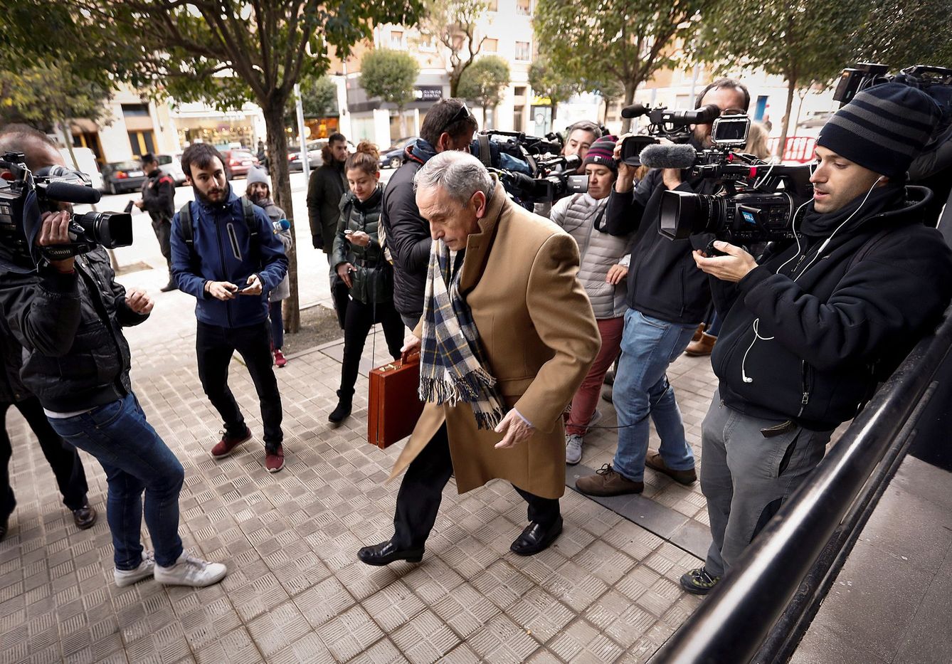 El abogado de la joven madrileña que denunció haber sufrido la violación, Carlos Bacaicoa. (EFE)