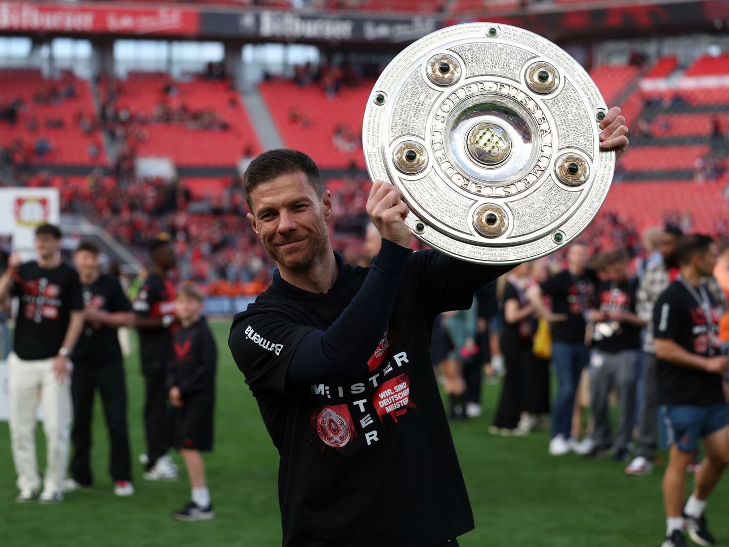 Xabi Alonso, con el trofeo de la Bundesliga. (EFE/Christopher Neundorf) 