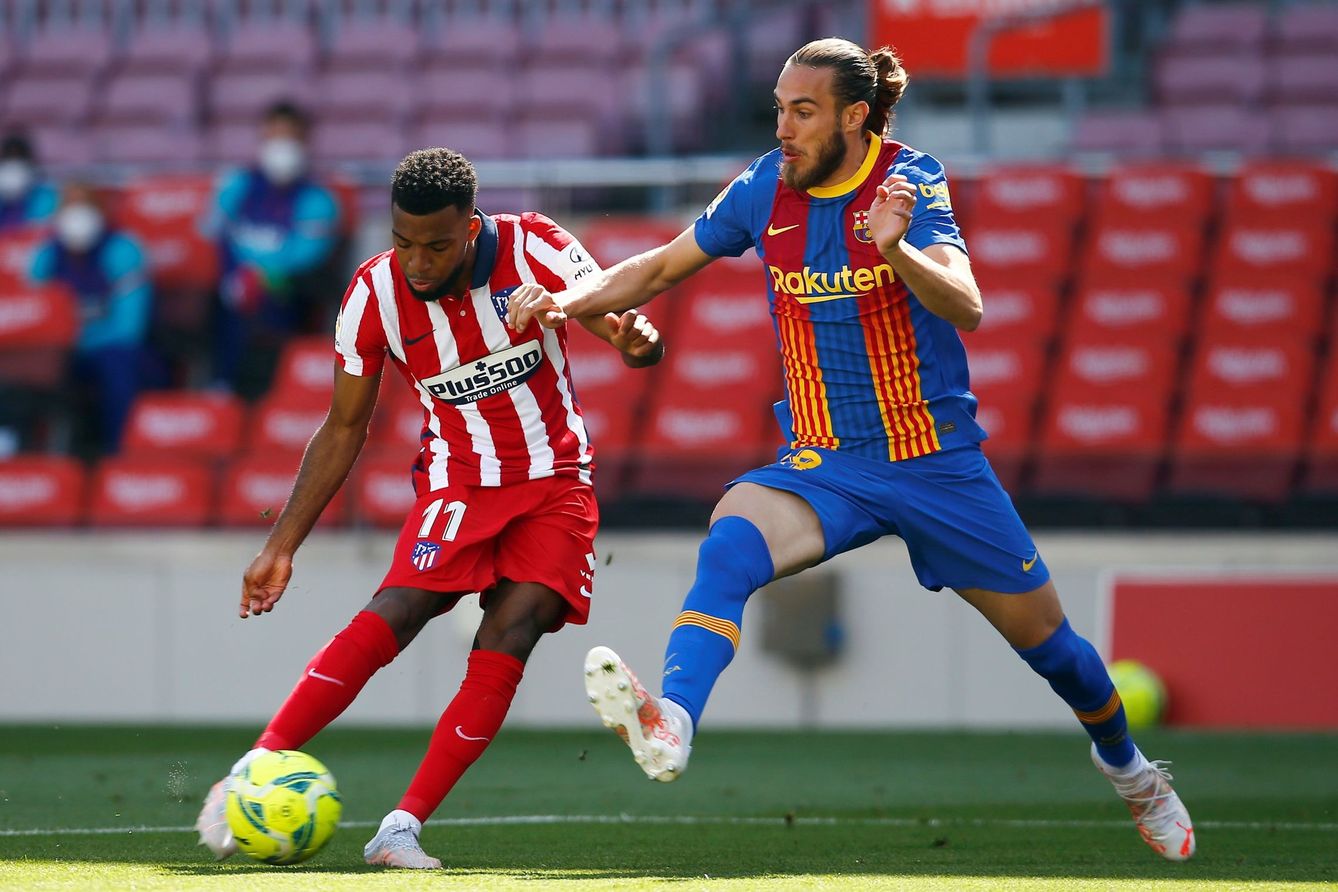 El jugador del Atlético Thomas Lemar dispara a puerta ante la defensa de Óscar Mingueza, del FC Barcelona. (EFE)