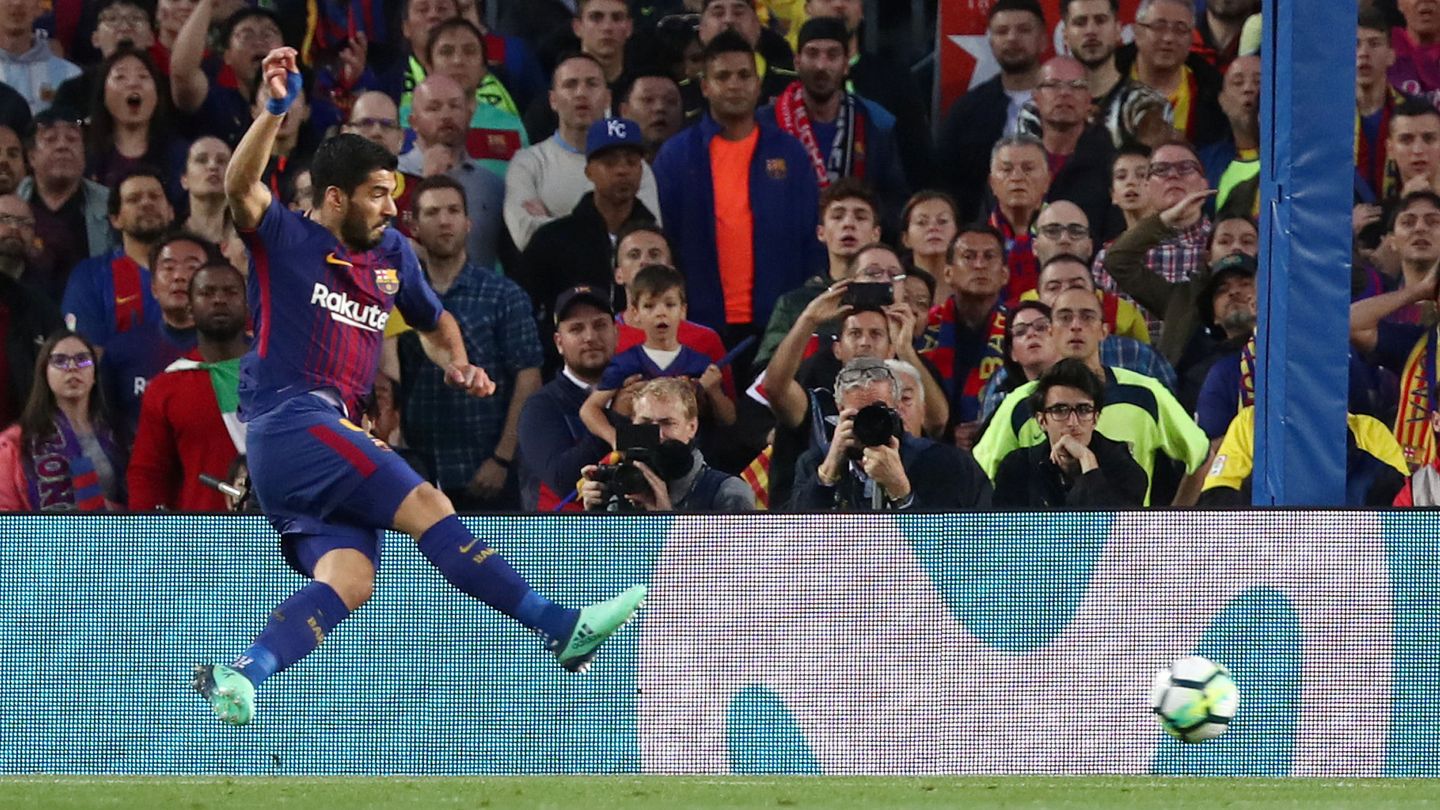 El remate acrobático de Suárez para marcar el 1-0. (Reuters)