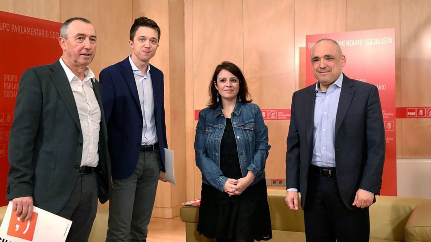 Joan Baldoví (i), con Errejón, Adriana Lastra y Rafael Simancas (d). 