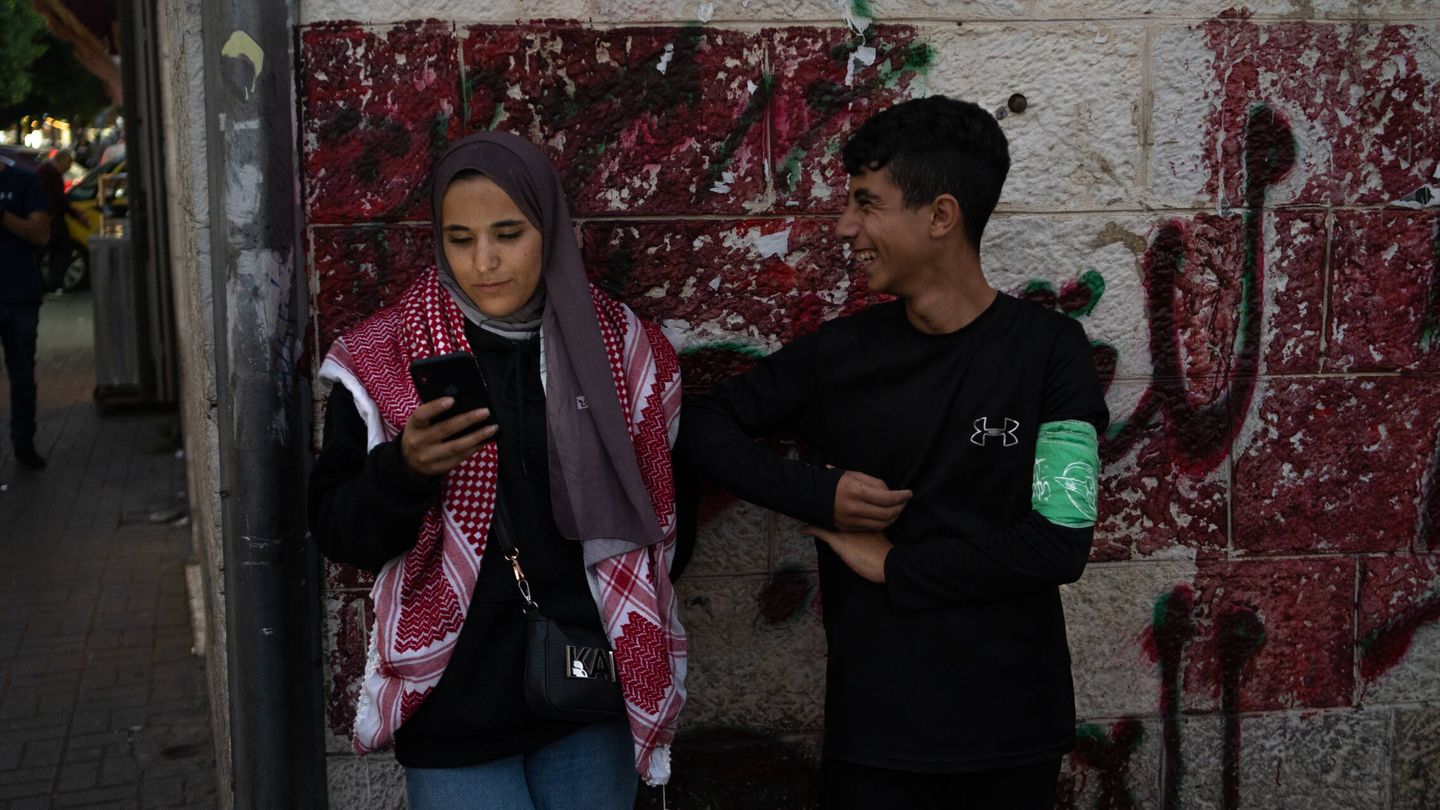 Dos jóvenes en Ramala, uno de ellos con un brazalete de Hamás. (Fermín Torrano)