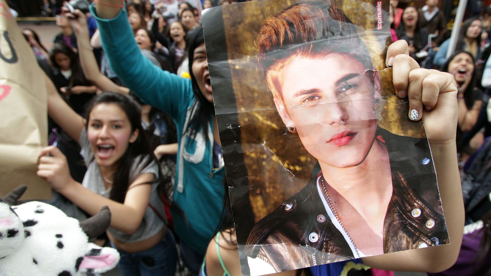 Foto: Decenas de adolescentes esperan para ver a Justin Bieber (EFE)