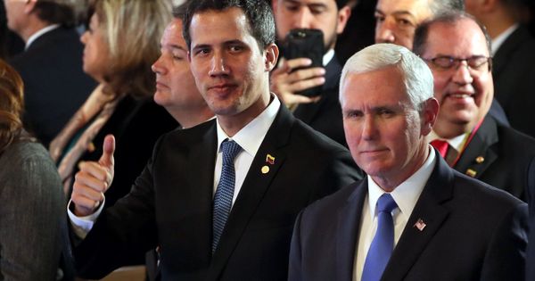 Foto: El mandatario interino de Venezuela, Juan Guaidó (i), saluda junto al vicepresidente de EEUU, Mike Pence, durante el inicio de una reunión como parte de la cumbre del Grupo de Lima. (EFE)