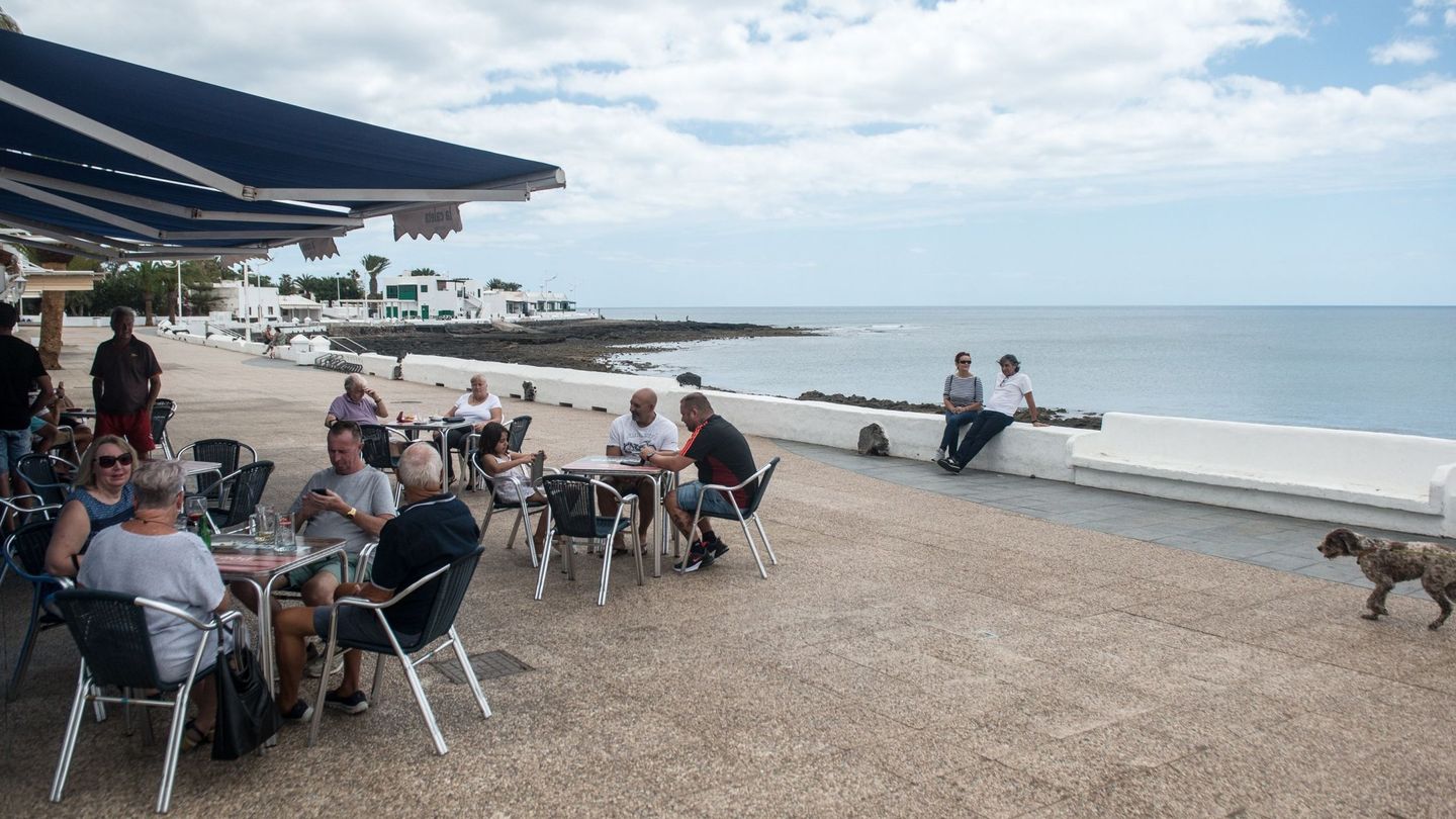 Turistas en Lanzarote disfrutan de la fase 1 de desescalada. (EFE)