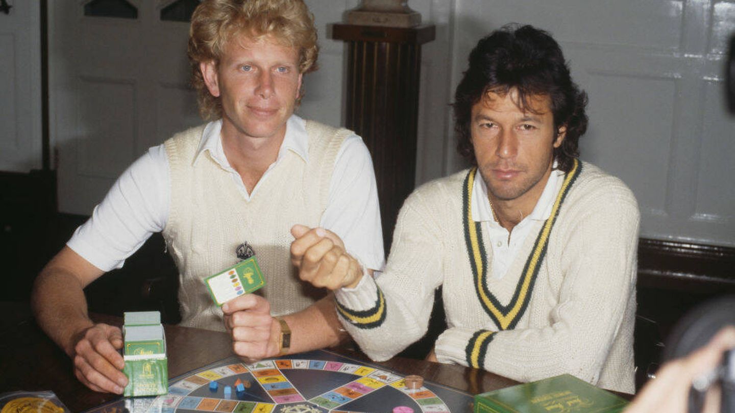 Khan, en 1987 jugando al 'Trivial' con uniforme de críquet. (Getty)