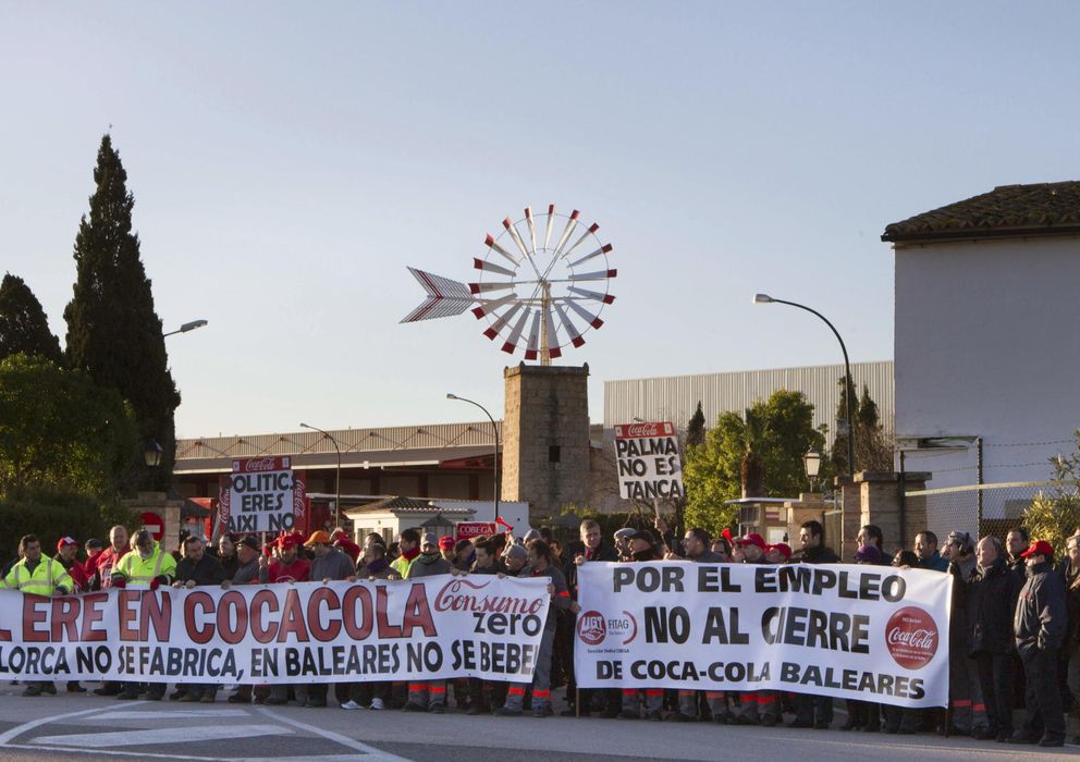 Foto: Los trabajadores de Coca-Cola protestan ante la sede de Palma de Mallorca. (EFE)