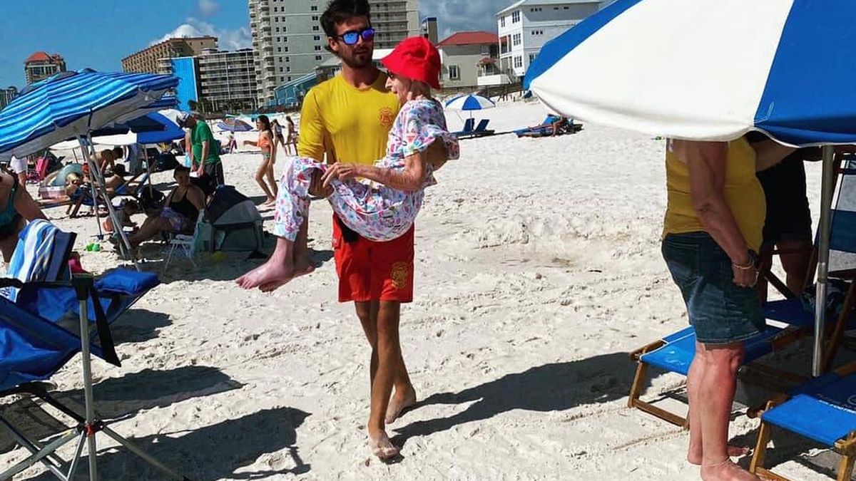 Socorristas llevan cada día a primera línea de playa a una nonagenaria en silla de ruedas