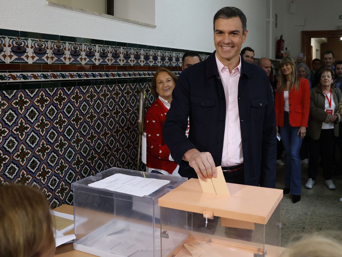 Foto: El presidente del Gobierno, Pedro Sánchez, ejerce su derecho al voto en el colegio Nuestra Señora del Buen Consejo, este domingo. (EFE/J.J. Guillén)