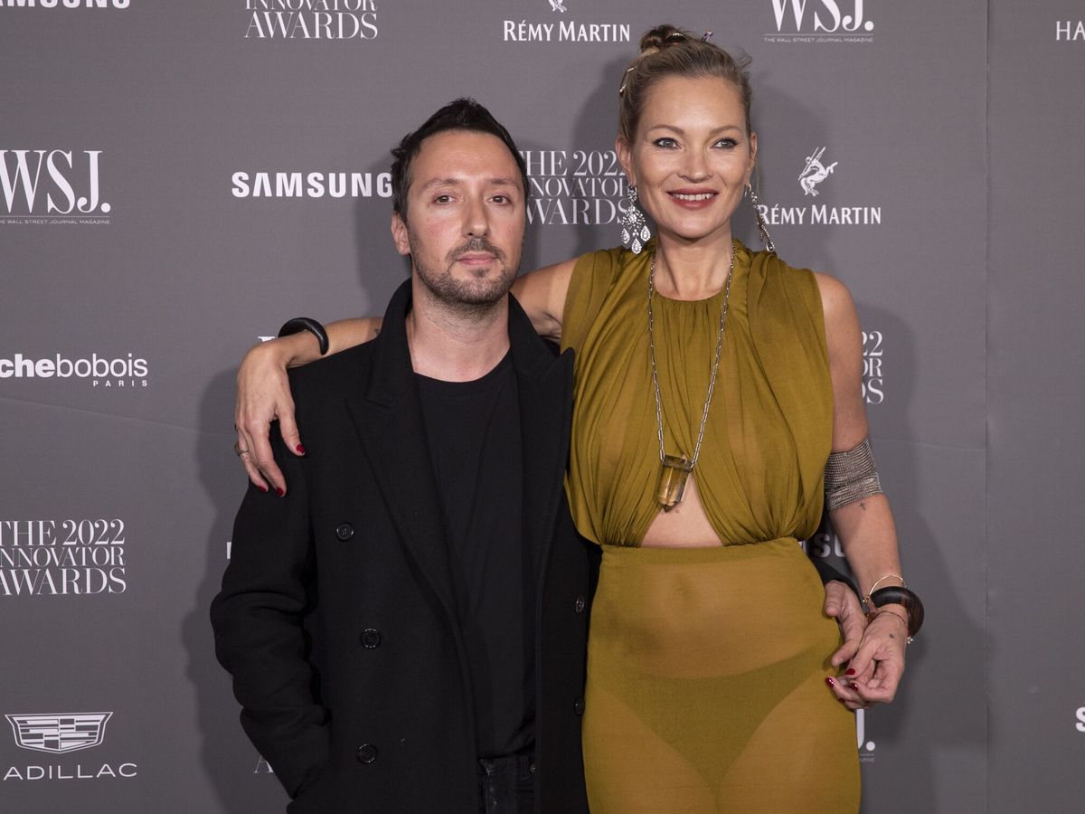 Foto: Anthony Vaccarello y Kate Moss. (EFE/Sarah Yenesel) 