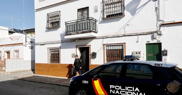 Foto: Coche de policía en Sevilla. (EFE)