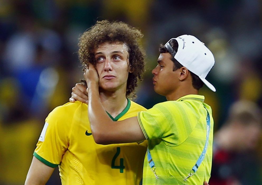 Foto: David Luiz es consolado por Thiago Silva tras la derrota (Reuters).