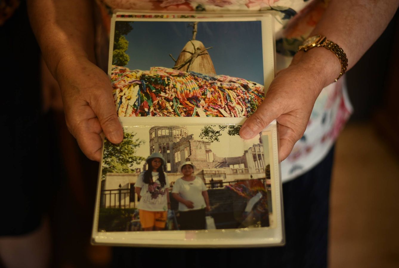 Las manos de Takako muestran fotografías de un viaje a Hiroshima. (Toñi Guerrero)