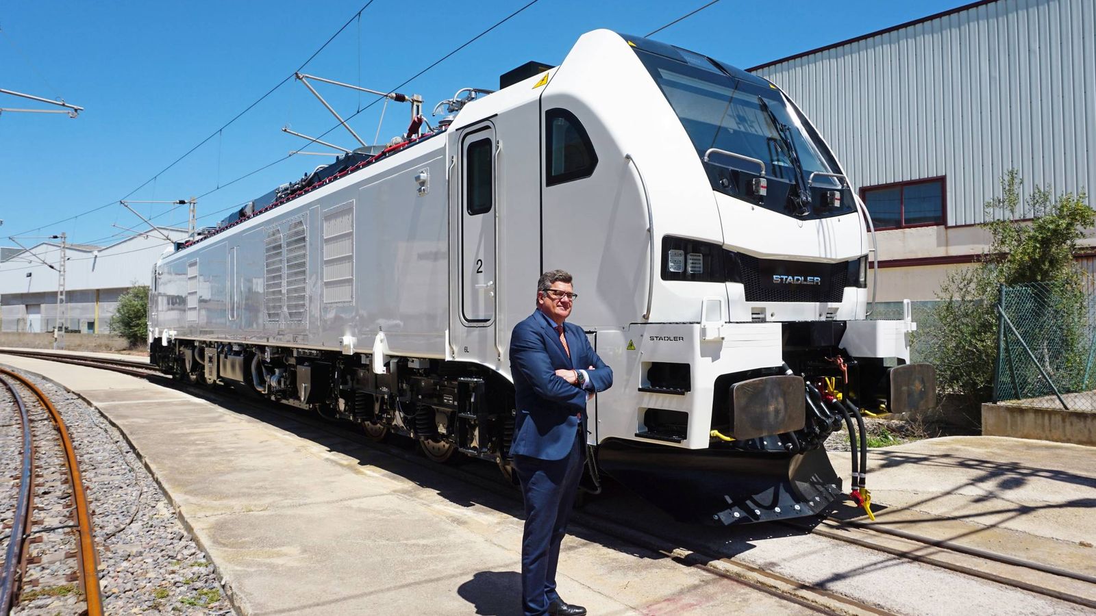 Foto: El CEO de Stadler Rail Valencia, Íñigo Parra, con la nueva locomotora Eurodual. 