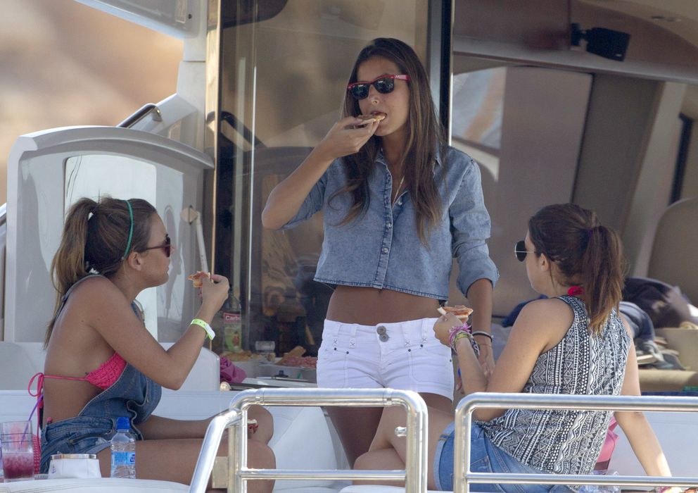 Foto: Ana Boyer se relaja entre amigos en Ibiza