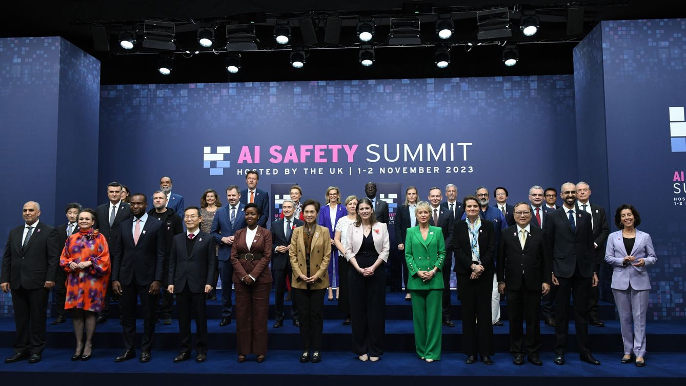 Foto: Miembros de los gobiernos de diferentes países posan para una foto este miércoles durante el AI Safety Summit en Bletchley, Reino Unido. (EFE/Chris J. Ratcliffe)