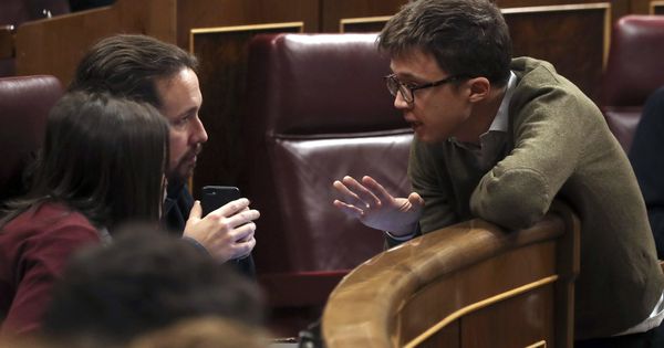 Foto: El secretario general de Podemos, Pablo Iglesias (i), conversa con el diputado de Podemos Iñigo Errejón (d) durante un pleno del Congreso de los Diputados. (EFE)