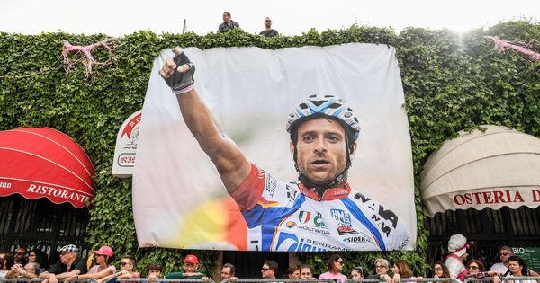 Foto: Imagen del homenaje que se le tributó a Scarponi en una etapa del pasado Giro de Italia. (EFE)