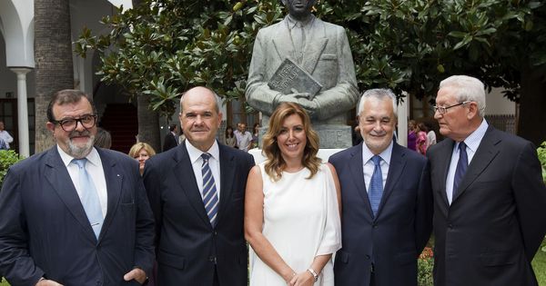 Foto: La presidenta andaluza, Susana Díaz (c), junto a los expresidentes andaluces José Rodríguez de la Borbolla (i), Manuel Chaves (2i), José Antonio Griñán (2d) y Rafael Escuredo (d). (EFE)