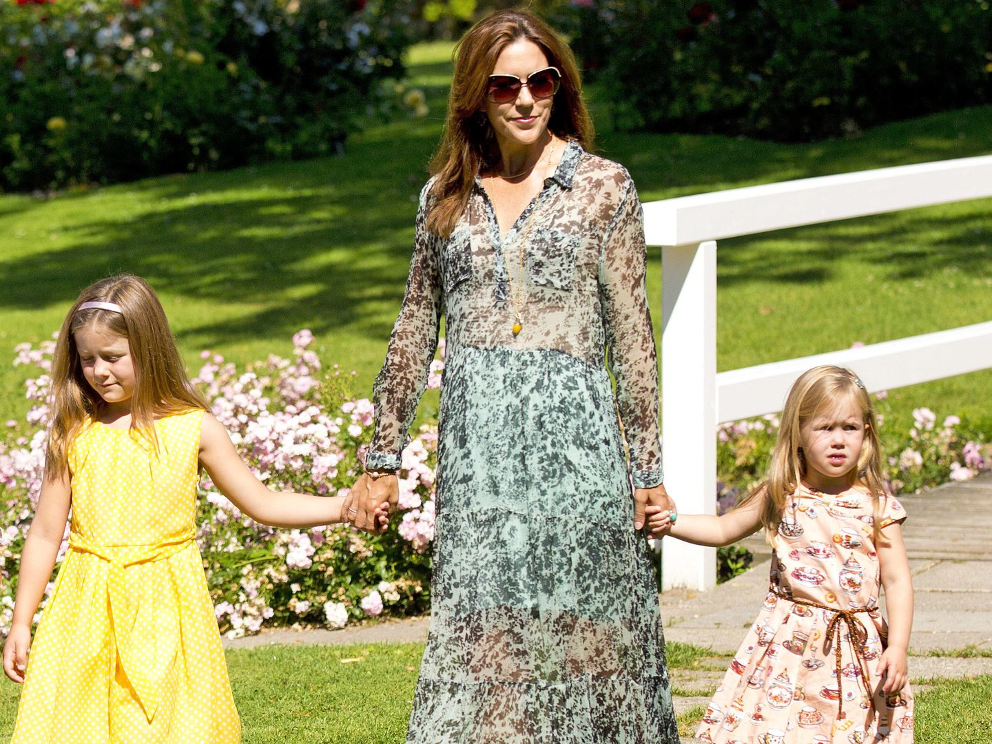 Mary y sus dos hijas paseando por los jardines de Graasten en 2014 (Gtres)