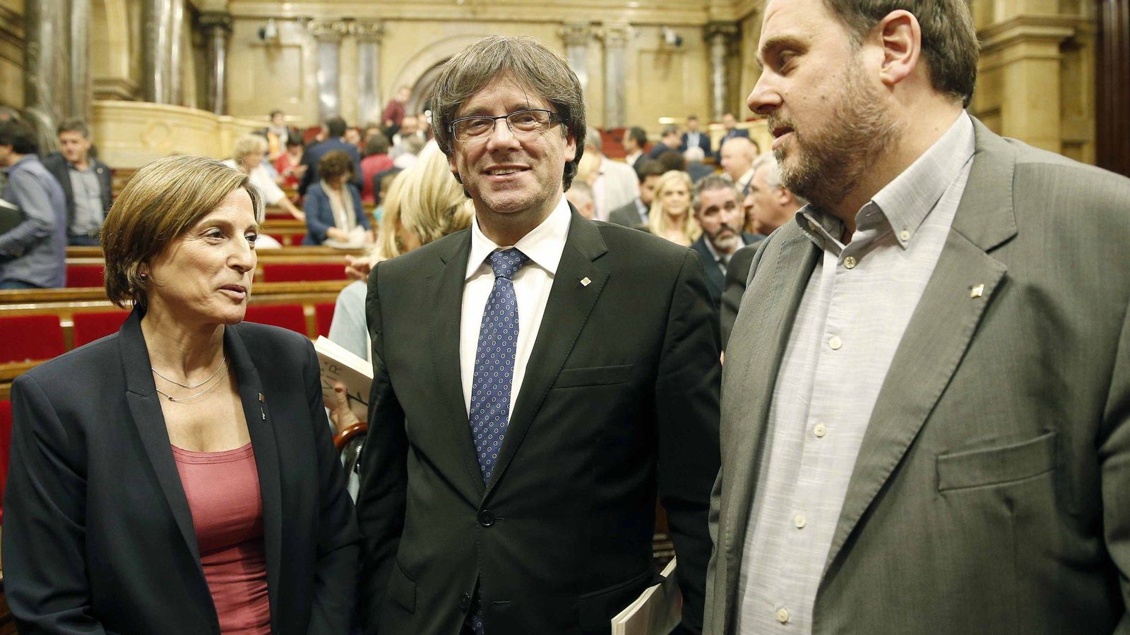 Foto: El expresidente de la Generalitat Carles Puigdemont, junto al exvicepresidente del Govern Oriol Junqueras y la expresidenta del Parlament Carme Forcadell. (EFE)