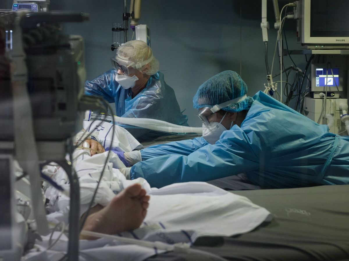 Foto: Personal sanitario de un hospital atiende a un paciente covid en la UCI. (EFE)
