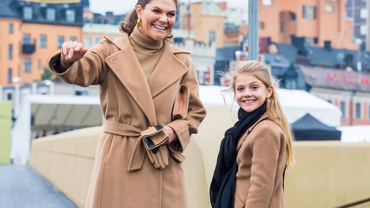 El look conjuntado de Victoria de Suecia con su hija Estelle (y el bolso de esta)