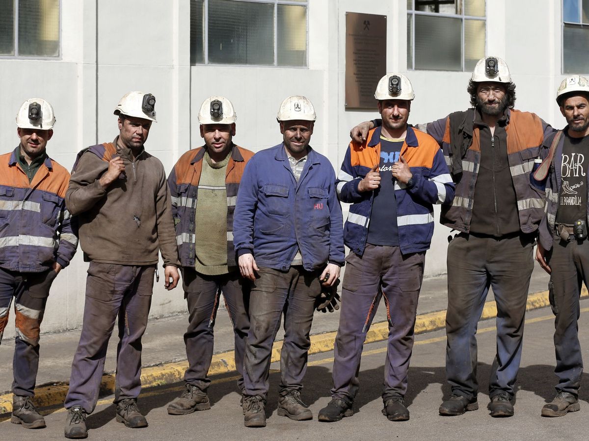 Foto: Mineros del pozo de San Nicolás (Mieres), el único que queda abierto en España, en 2017. (EFE/José Luis Cereijido)