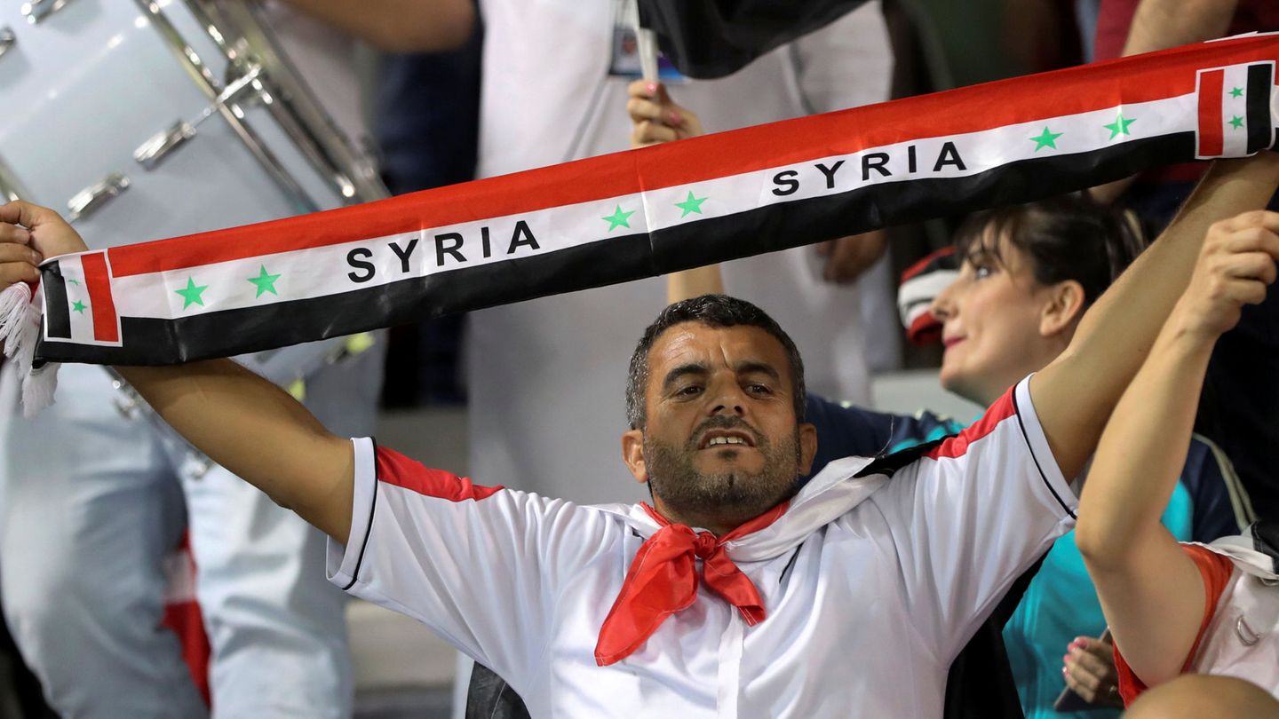 Un aficionado sirio apoya a su selección durante el partido que enfrentó a Siria contra Catar. (Reuters)