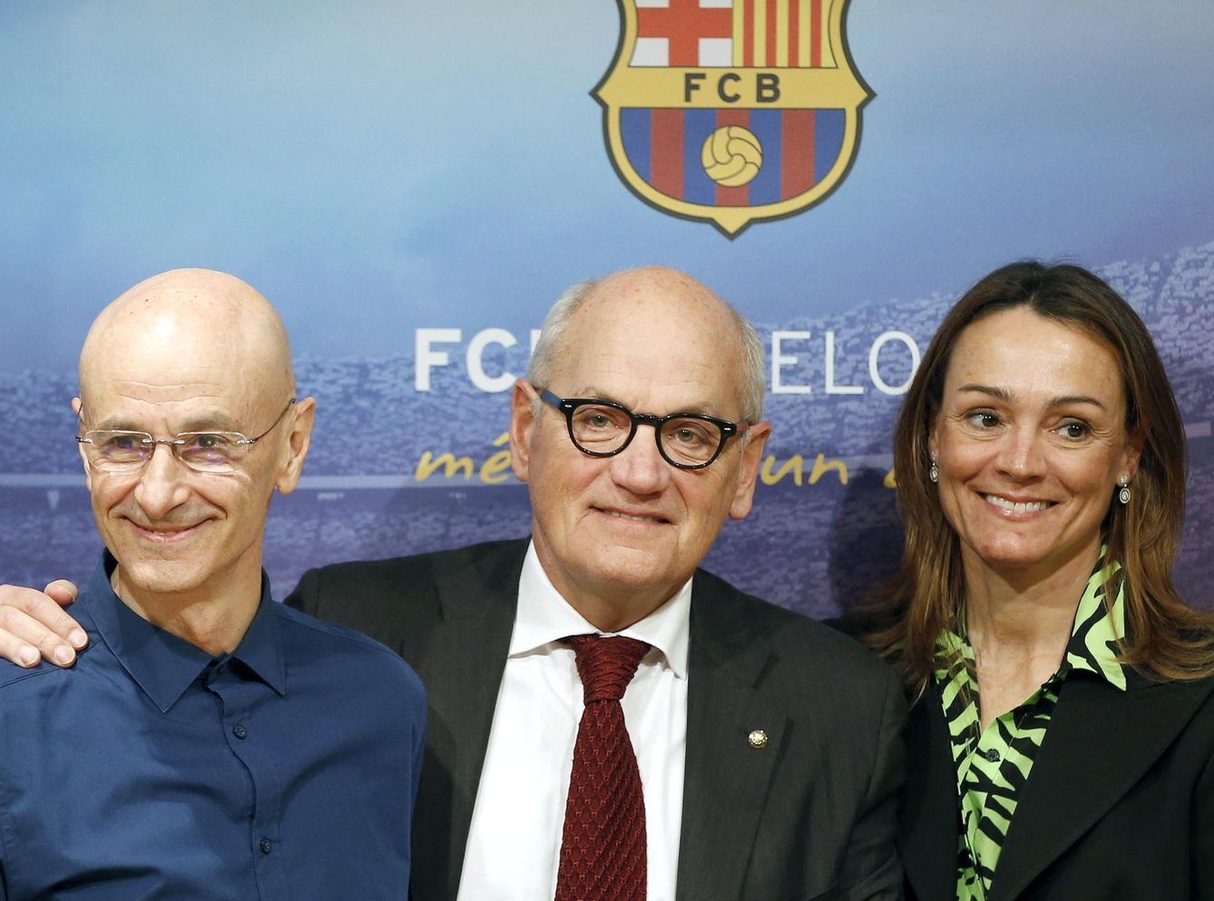 El coreógrafo Cesc Gelabert (i), junto al vicepresidente del FC Barcelona, Carles Vilarrubí (c), y la esposa de este último, la empresaria Sol Daurella.