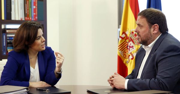 Foto: La vicepresidenta del Gobierno, Soraya Sáenz de Santamaría, reunida con el vicepresidente catalán y líder de ERC, Oriol Junqueras. (EFE)
