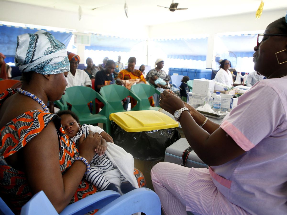 Foto: Una enfermera vacuna contra la malaria a un bebé. (EFE/EPA/Legnan Koula) 