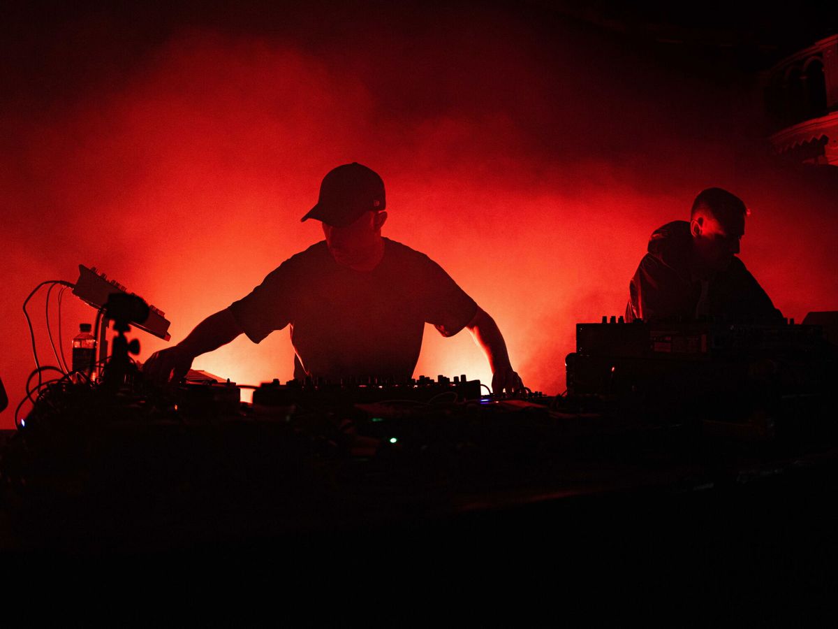 Foto: Vista de un DJ en un festival de música electrónica. (EFE/Ramon van Flymen)