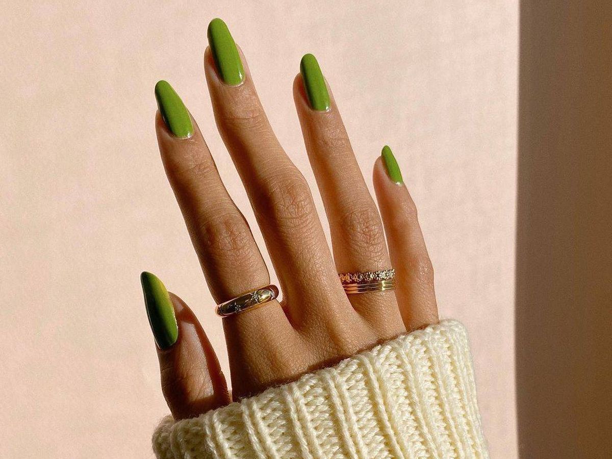 Foto: El esmalte verde pistacho es un aliado perfecto para potenciar el tono bronceado de la piel. (Instagram @overglowedit)