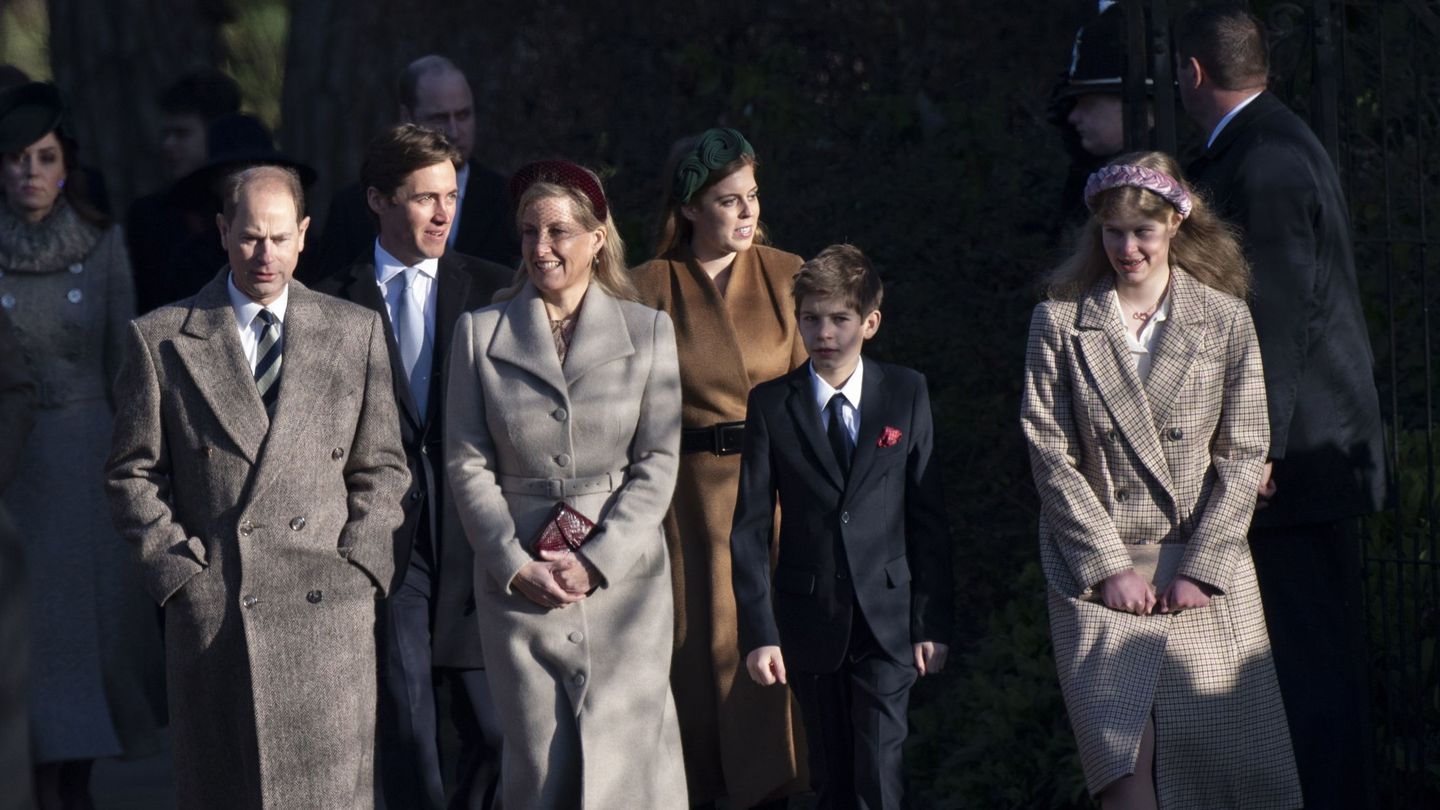 El príncipe Eduardo y su familia, en la misa de Navidad del año pasado. (Reuters)