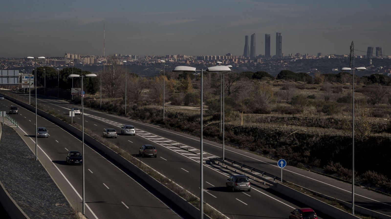Foto: Vista de la contaminación sobre la ciudad de Madrid, que se ha convertido en la primera ciudad española que impone la circulación alterna de vehículos en función de sus matrículas. (EFE)
