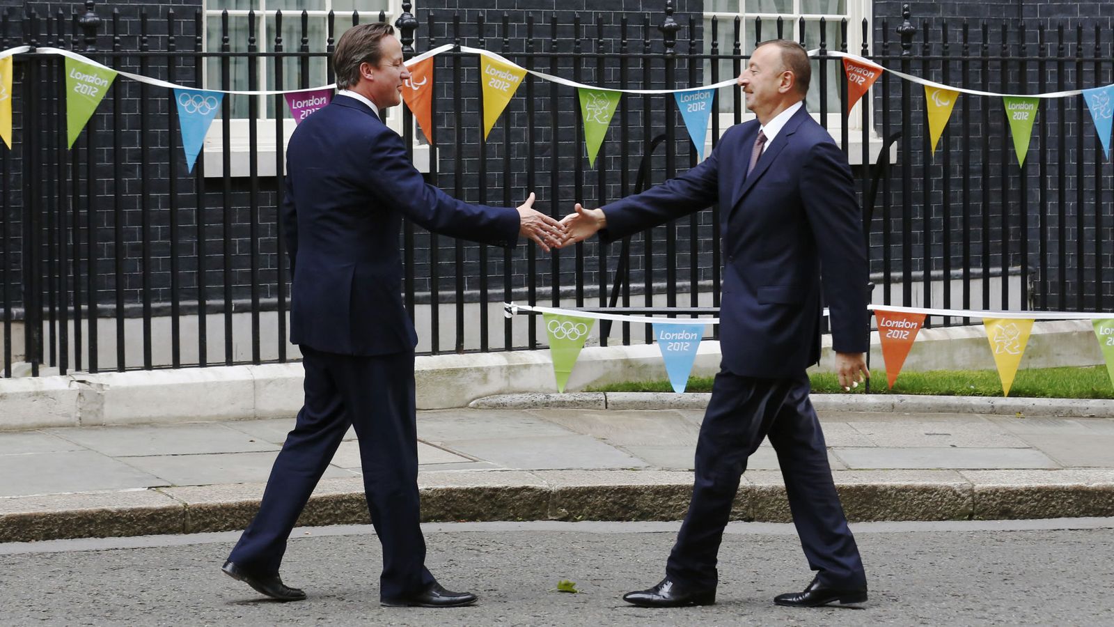 Foto: El Primer Ministro británico David Cameron saluda al Presidente de Azerbaiyán, Ilham Aliyev, en Downing Street, Londres, el 6 de agosto de 2012 (Reuters)