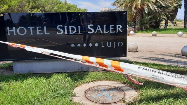 Un precinto del Ayuntamiento de Valencia circunvala la parcela de acceso al Sidi Saler por seguridad. (V.R.)