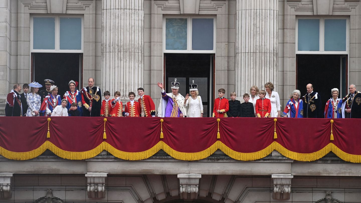 Carlos III y Camila, con su familia en el día de la coronación. (EFE/Neil Hall)
