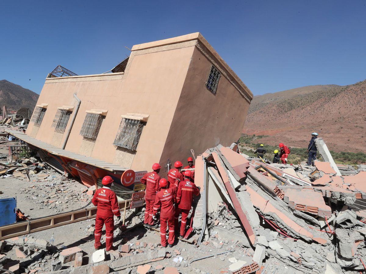 Foto: Labores de rescate en Marruecos. (EFE/EPA/Mohamed Messara) 